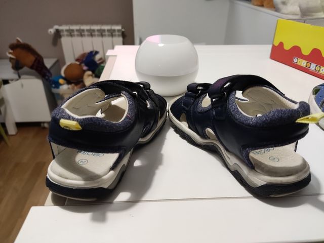 sandalias piel.marca okaibi.