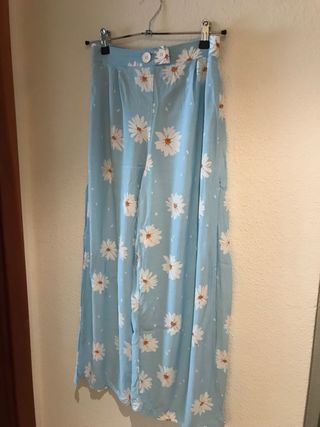 Pantalón margaritas Bershka de segunda mano por 15 EUR en Alcalá de Henares  en WALLAPOP