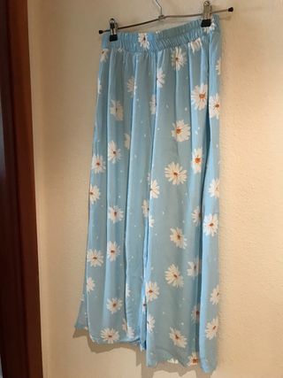 Pantalón margaritas Bershka de segunda mano por 15 EUR en Alcalá de Henares  en WALLAPOP