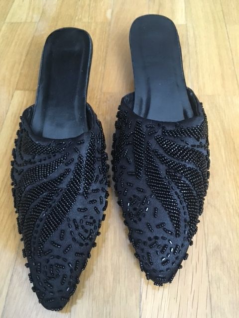 Sandalia tipo babucha negra abalorios, tacon bajo