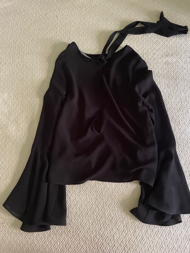 Camisa negra con mangas