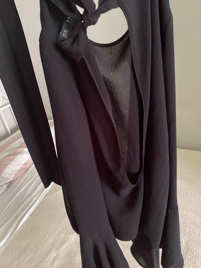 Camisa negra con mangas