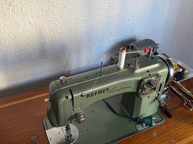 Máquina de coser Refrey con motor 
