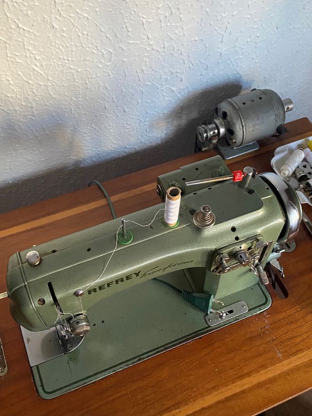 Máquina de coser Refrey con motor 