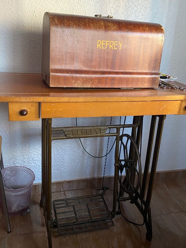 Máquina de coser Refrey con motor 