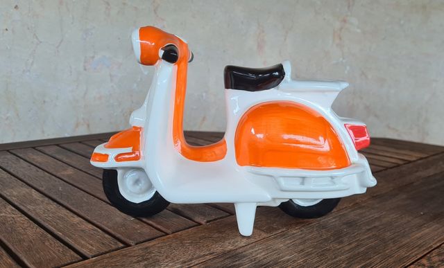 Hucha moto Vespa naranja. Nueva a estrenar.
