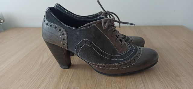 Zapato cordones gris