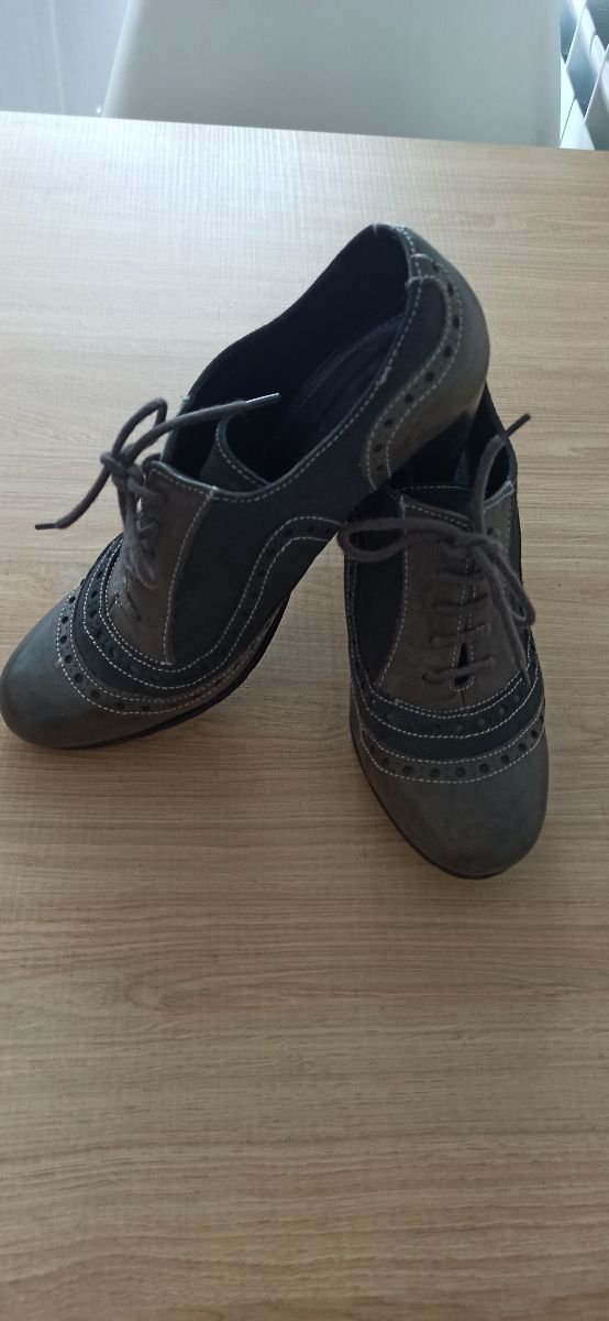 Zapato cordones gris