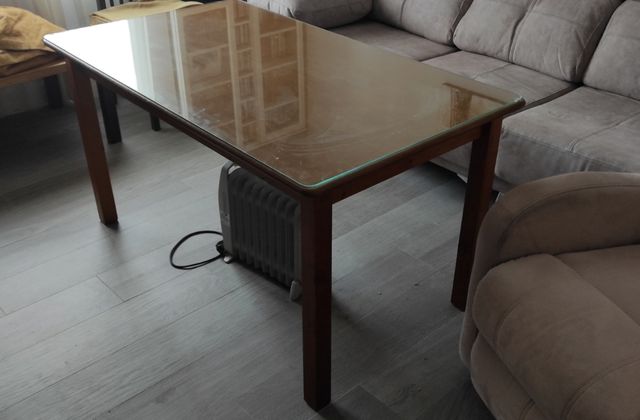 Mesa de salón de madera con cristal