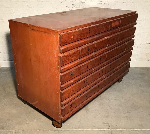 Antiguo mueble de cajones