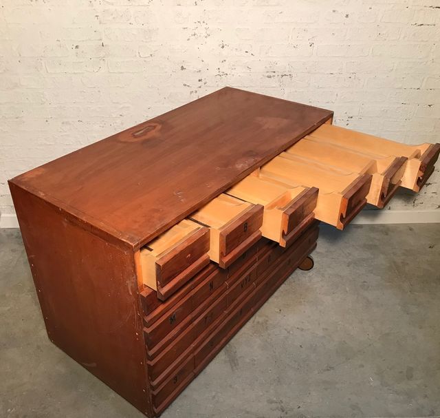 Antiguo mueble de cajones