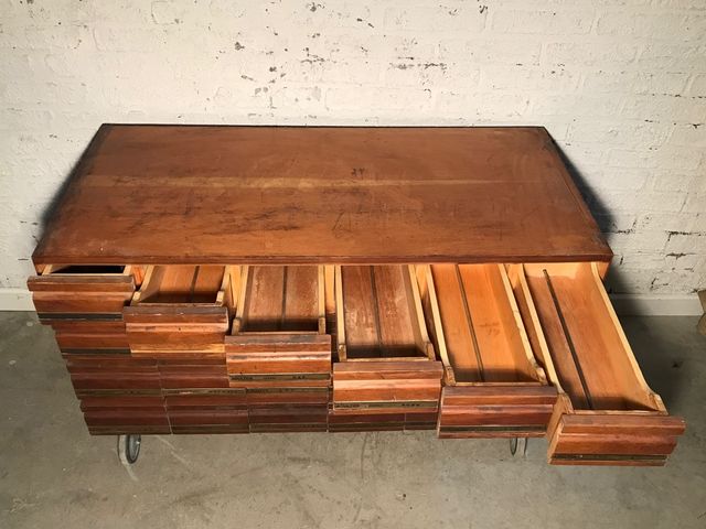 Antiguo mueble de cajones