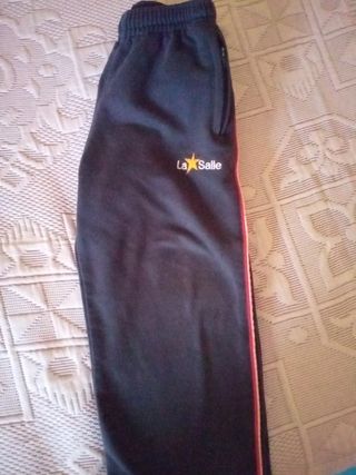 Pantalón chándal la salle 3\\/4 buen estado de segunda mano por 3 EUR en  Humanes de Madrid en WALLAPOP
