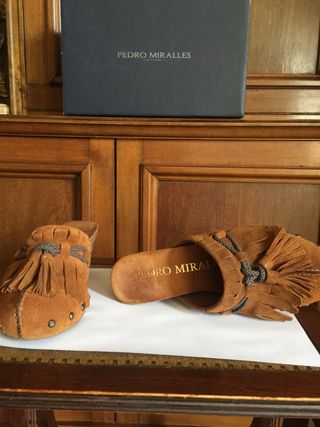 Zuecos, Pedro Miralles. de segunda mano por 40 EUR en Barcelona en WALLAPOP