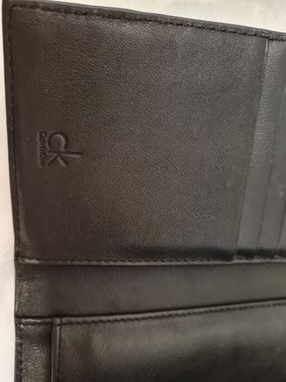 Cartera Calvin Klein piel negra de segunda mano por 35 EUR en Donostia-San  Sebastián en WALLAPOP