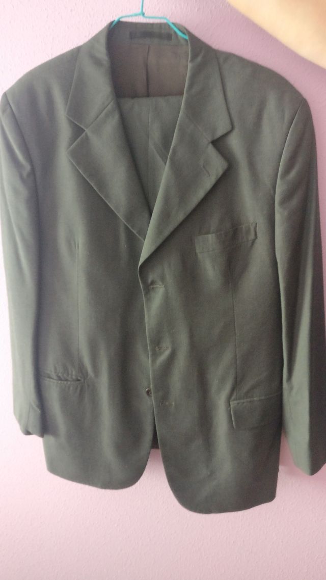 Traje gris azulado con pantalón y chaqueta.