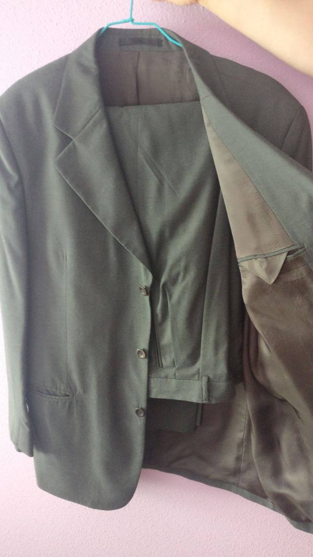 Traje gris azulado con pantalón y chaqueta.