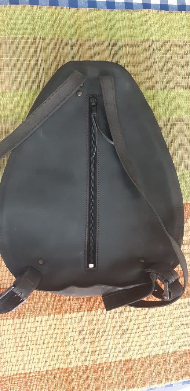 Mochila negra de cuero
