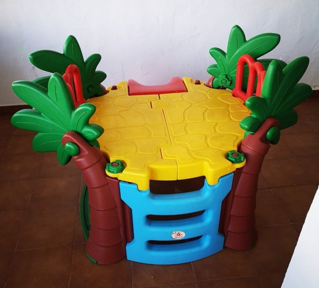 Isla con tobogan de pvc cesped