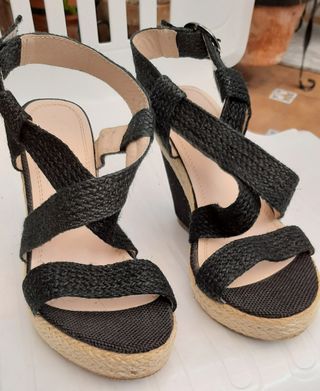Sandalias negras de esparto con cuña. de segunda mano por 6 EUR en Barbate  en WALLAPOP