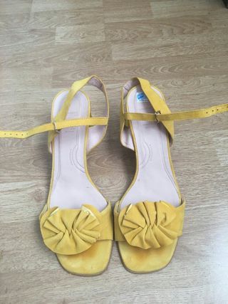 Sandalias Wonders color mostaza Tacón de segunda mano por 35 EUR en Aldaia  en WALLAPOP