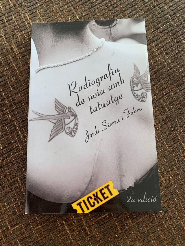 Libro Radiografía de la noia amb tatuatge