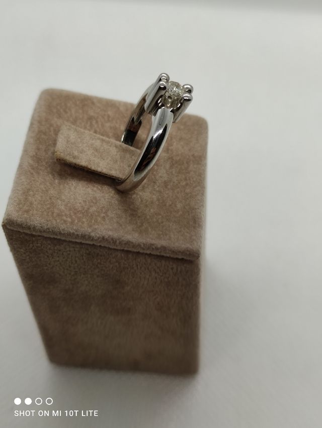 solitario oro blanco 18k con brillante