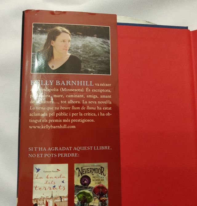 Libro La nena que va beure llum de la lluna