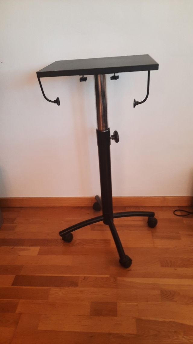 Mesa auxiliar con ruedas