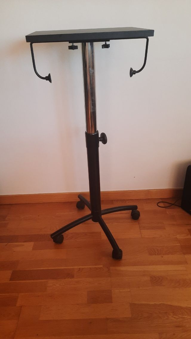 Mesa auxiliar con ruedas