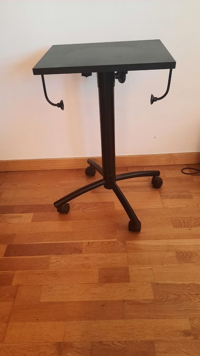 Mesa auxiliar con ruedas