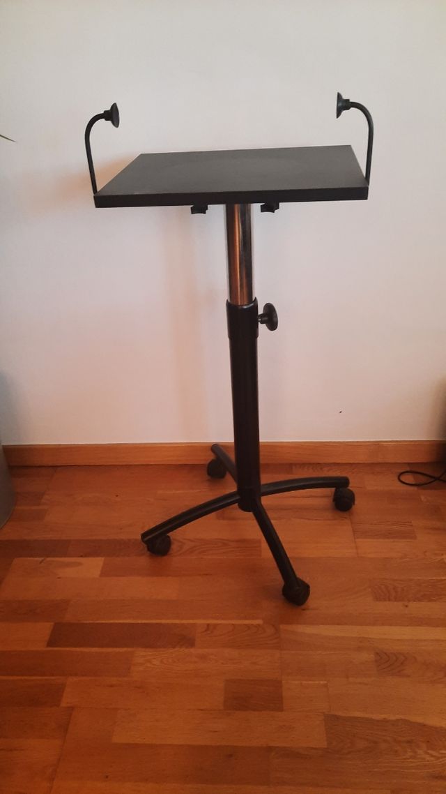 Mesa auxiliar con ruedas