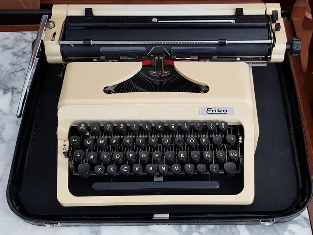 Máquina de Escribir Erika Modelo 48 y maletín