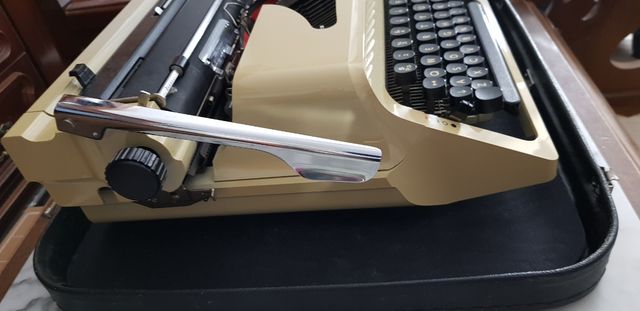 Máquina de Escribir Erika Modelo 48 y maletín