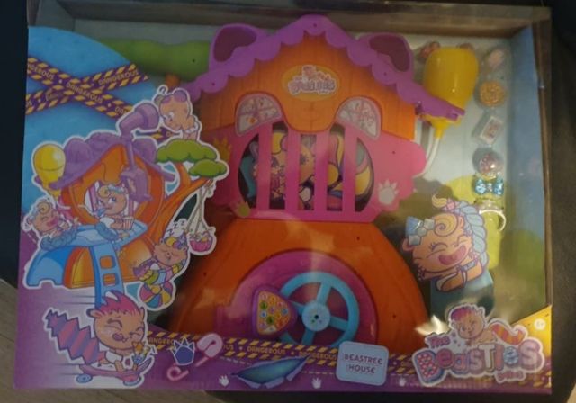 The Bellies From Bellyville House. Casa de los Bea