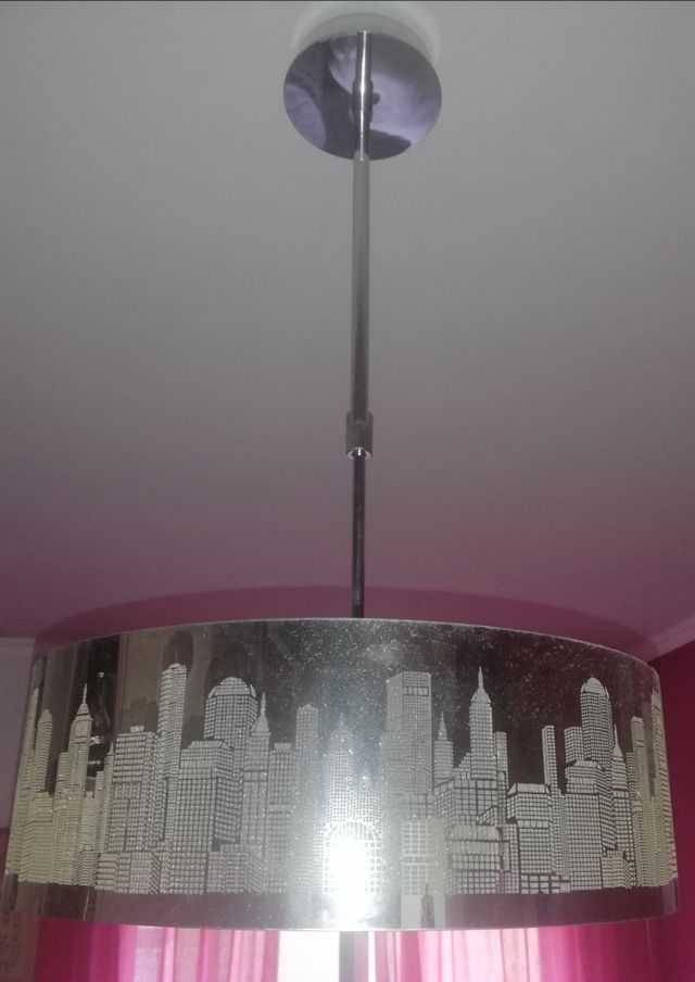 Lámparas de techo y mesa con rascacielos 