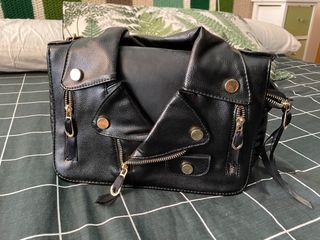 Bolso cazadora clon Moschino de segunda mano por 10 EUR en Azuqueca de  Henares en WALLAPOP