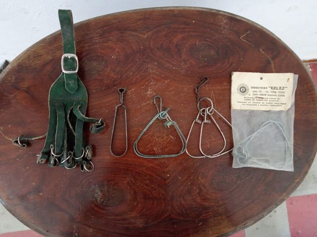 Zurron de cuero y perchas para perdices