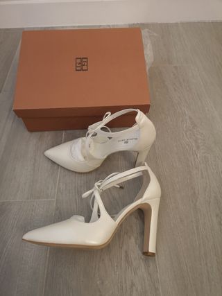 Zapatos novia piel (T39) Gloria Ortiz nuevos de segunda mano por 75 EUR en  Madrid en WALLAPOP