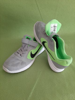 Tenis nike numero 35 de segunda mano por 10 EUR en Santiago de Compostela  en WALLAPOP