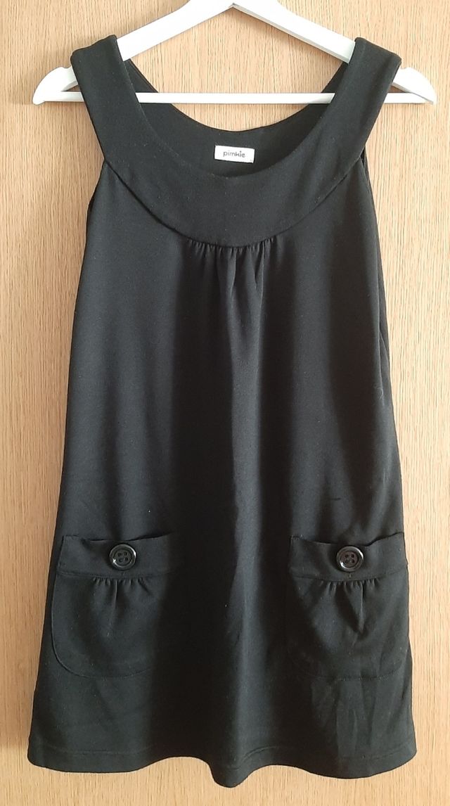 Vestido negro corto.