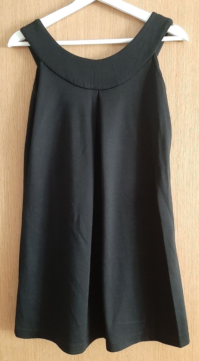 Vestido negro corto.