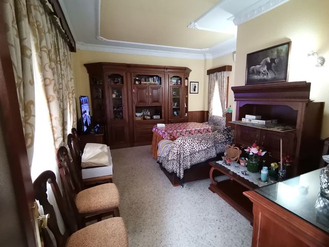 Piso bajo independiente de portales, garaje, trastero, patios