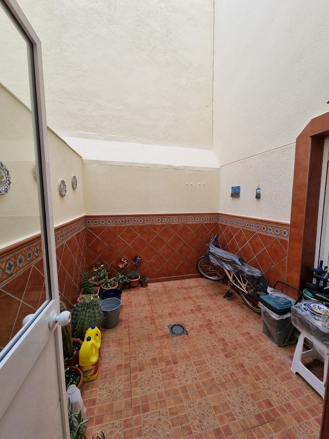 Piso bajo independiente de portales, garaje, trastero, patios