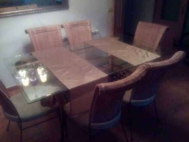 mesa de cristal , forja y ratan