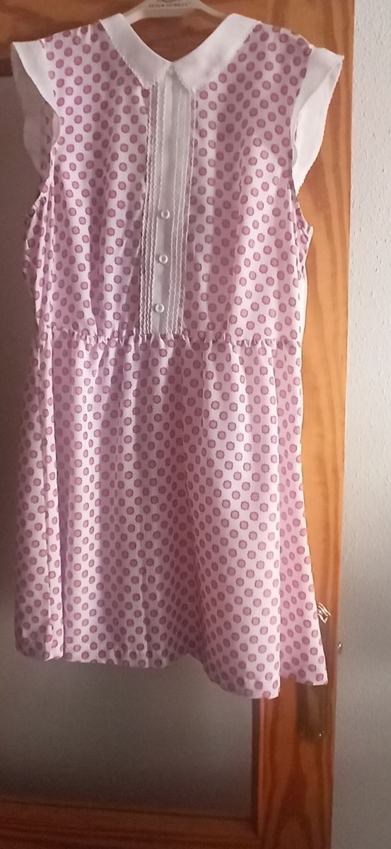 vestido sin estrenar. Se me a quedado pequeña.