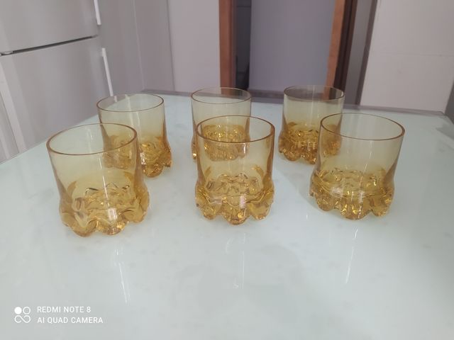 Juego de vasos de base gruesa.