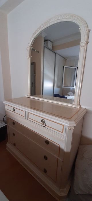 2 mesitas de noche, un aparador con espejo de segunda mano por 120 € en