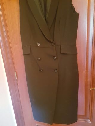 Vestido estilo chaleco cruzado de zara de segunda mano por 20 EUR en Gijón  en WALLAPOP