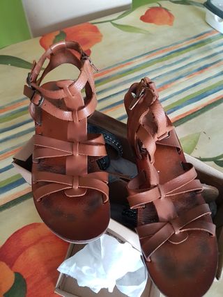 Sandalias romanas piel poco uso zara de segunda mano por 15 EUR en Terrassa  en WALLAPOP